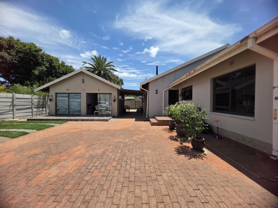 To Let 6 Bedroom Property for Rent in Riebeeckstad Free State